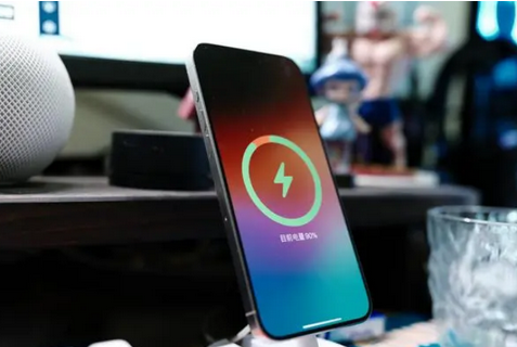 伊通苹果15换屏服务分享用什么充电器给iPhone15充电更好 